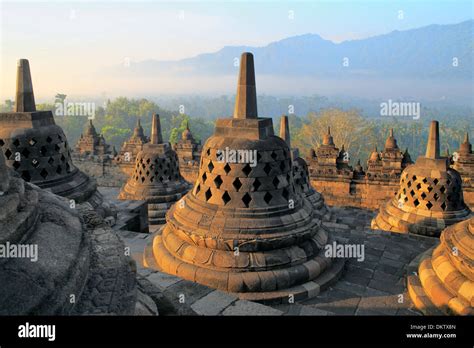 Borobudur 사원 건설: 8세기 신라 불교 예술의 영향과 동남아시아 문화 교류의 중심지